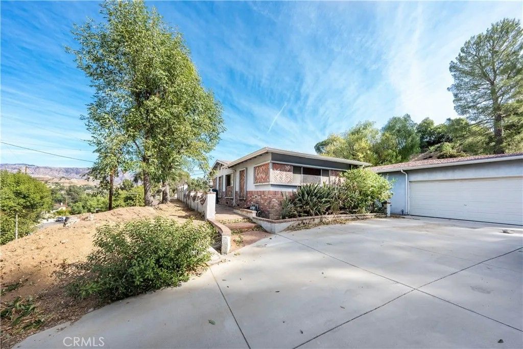Photo of 9434 Wheatland Ave, Sunland, CA 91040 (MLS # SR26083769)
