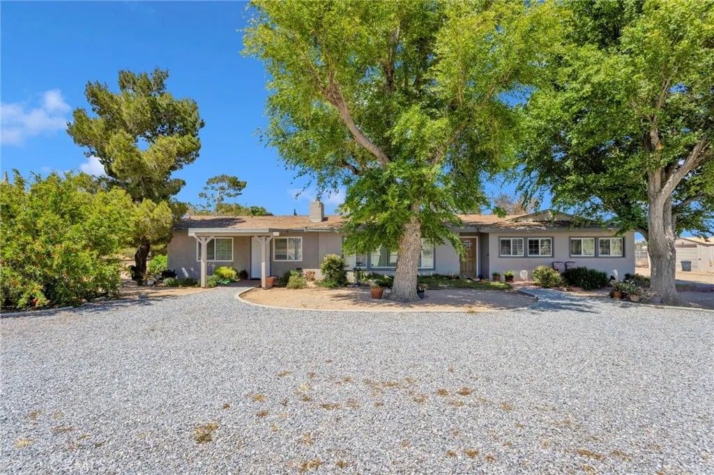 Photo of 15884 El Centro Street, Hesperia, CA 92345 (MLS # CV26096518)