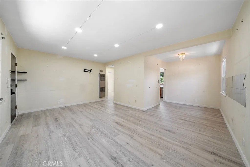 1350 E Hillcrest dr