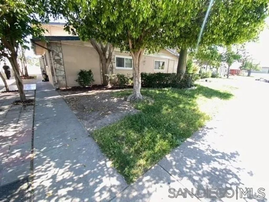 Photo of 341 Lansing Cir, Escondido, CA 92025 (MLS # 260009425)