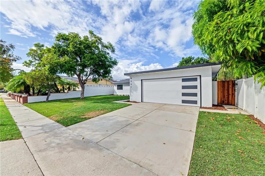 8561 Donald Circle