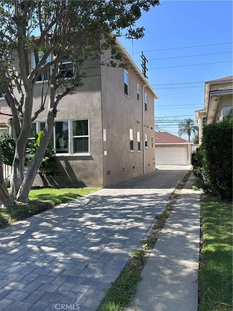 824 W Glenoaks