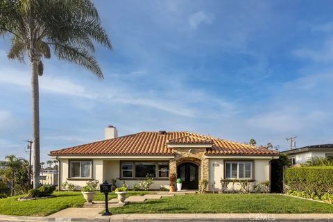Photo of 401 Holmwood Dr, Newport Beach, CA 92663 (MLS # NP25270428)