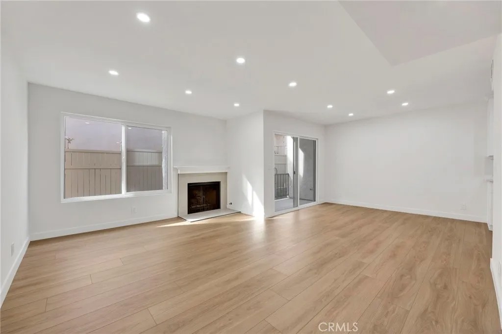 17303 Chatsworth Street 4