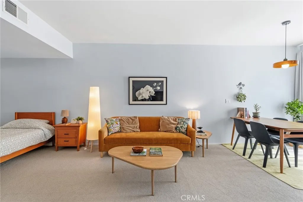 620 S Gramercy Place 211