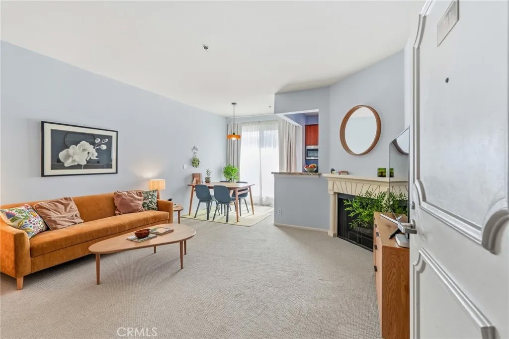 620 S Gramercy Place 211