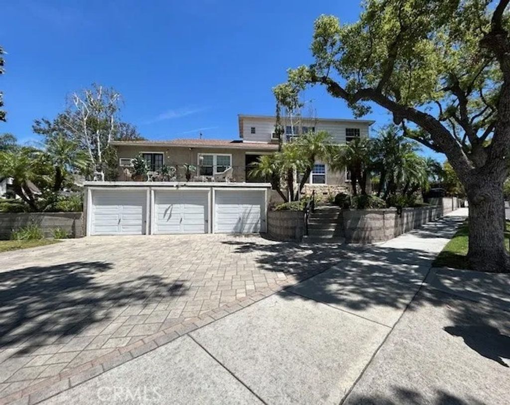 Photo of 1120 East Avenue, Burbank, CA 91504 (MLS # BB26088451)