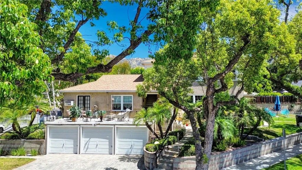 Photo of 1120 East Avenue, Burbank, CA 91504 (MLS # BB26088451)