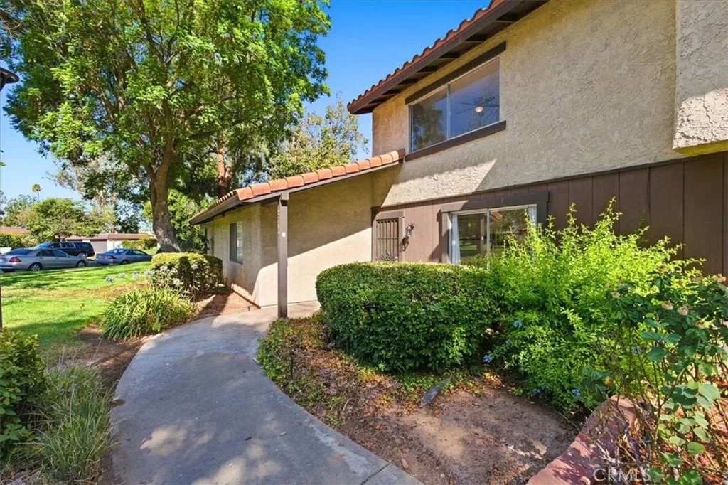 2749 Tropicana Dr