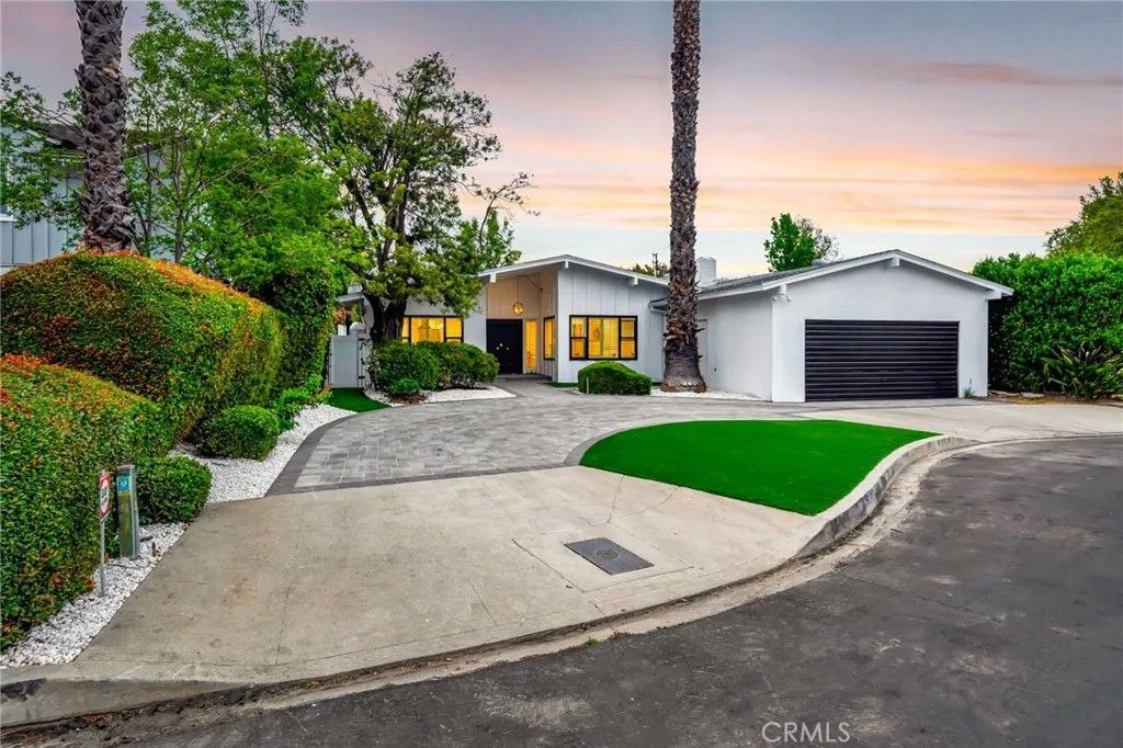 Photo of 16127 Hartsook Street, Encino, CA 91436 (MLS # SR25271146)