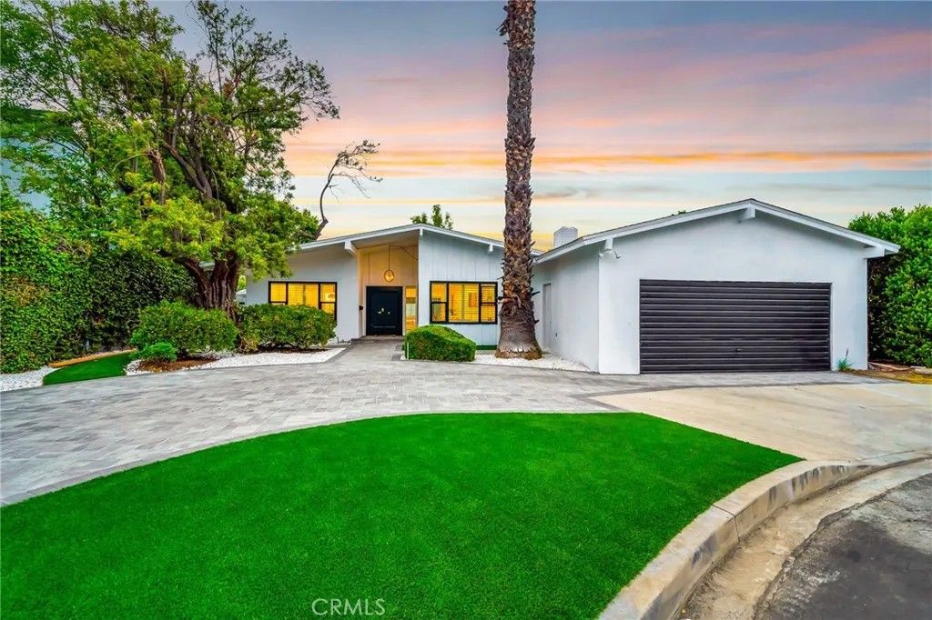 Photo of 16127 Hartsook Street, Encino, CA 91436 (MLS # SR25271146)