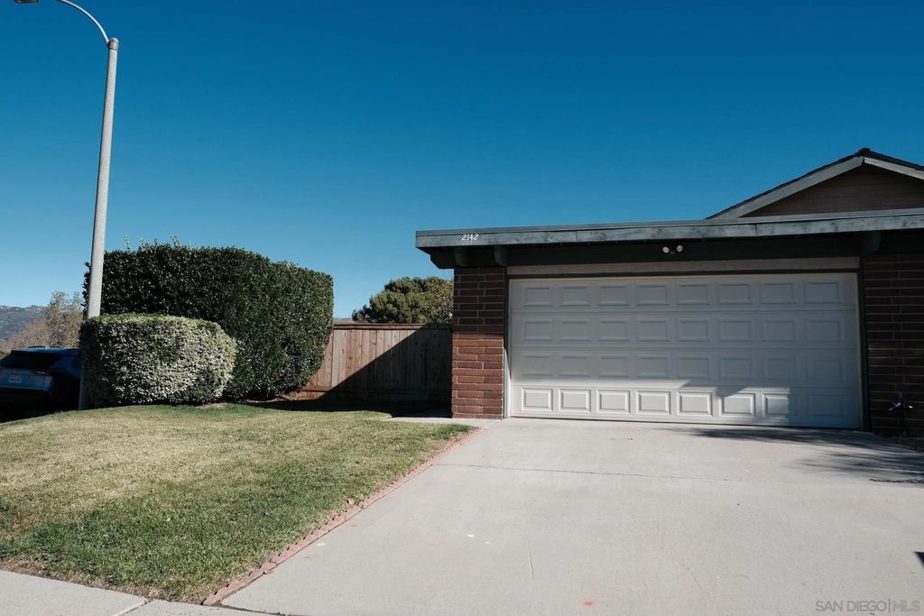 Photo of 2142 Ridgeview Pl, Escondido, CA 92026 (MLS # 250045550)