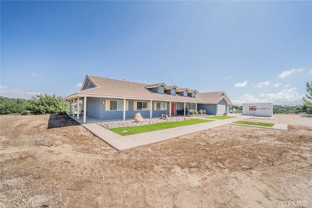 Photo of 10636 Larch Rd, Oak Hills, CA 92344 (MLS # HD26072050)
