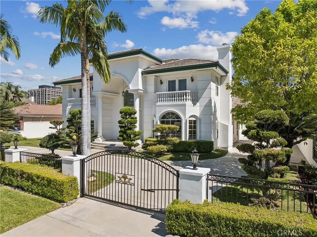 515 W Le Roy