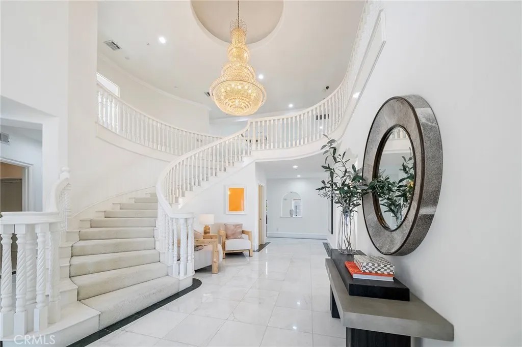 515 W Le Roy