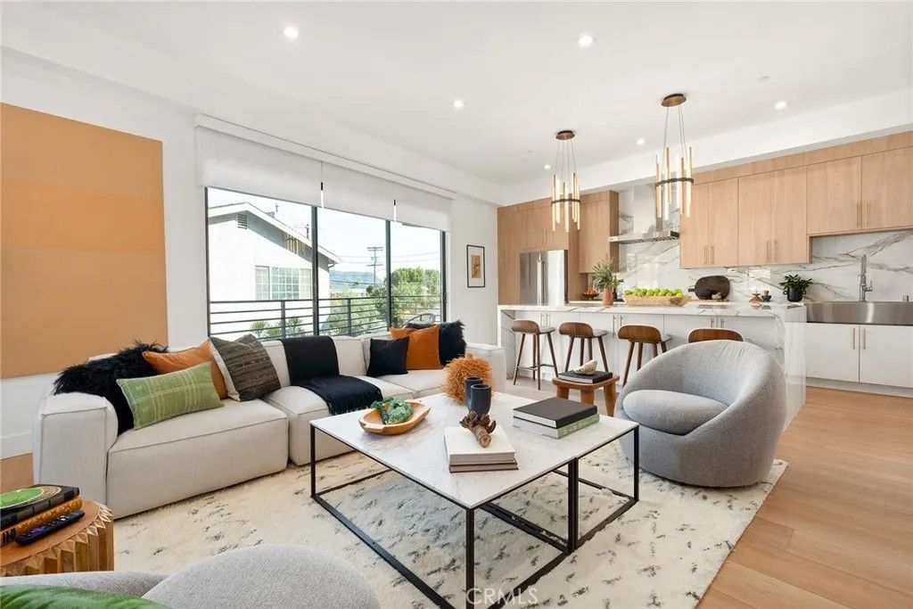 Photo of 11028 Oxnard St, North Hollywood, CA 91606 (MLS # SR26001193)