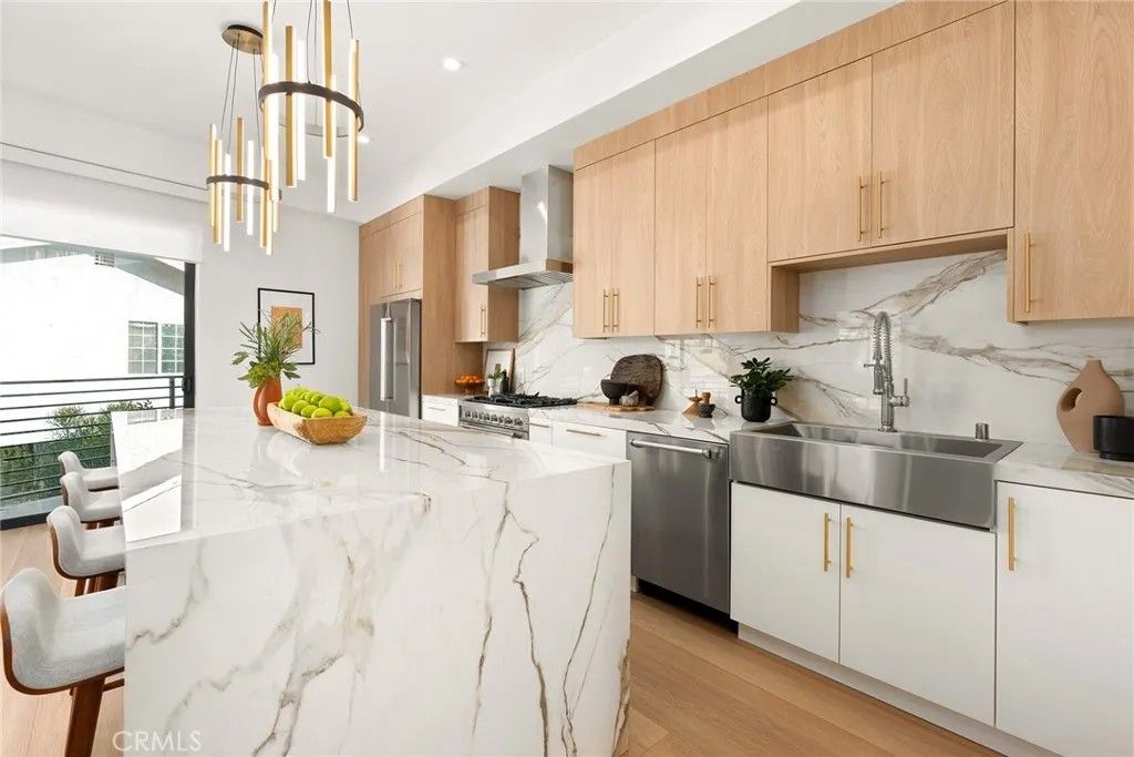 Photo of 11028 Oxnard St, North Hollywood, CA 91606 (MLS # SR26001193)