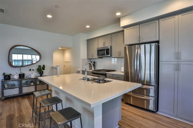 608 White Oaks