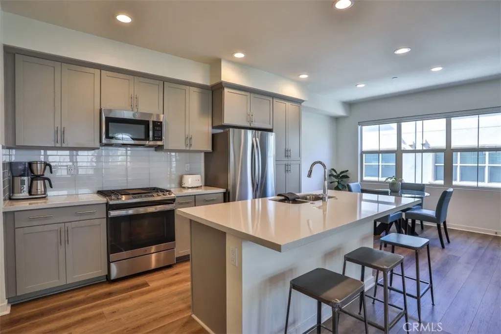 608 White Oaks