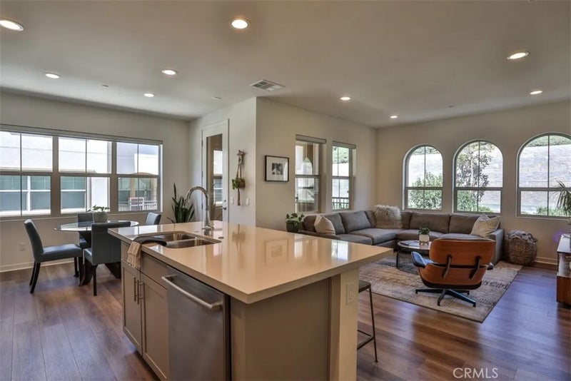 608 White Oaks