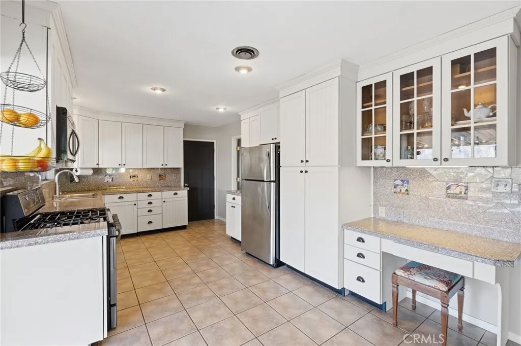 468 E View