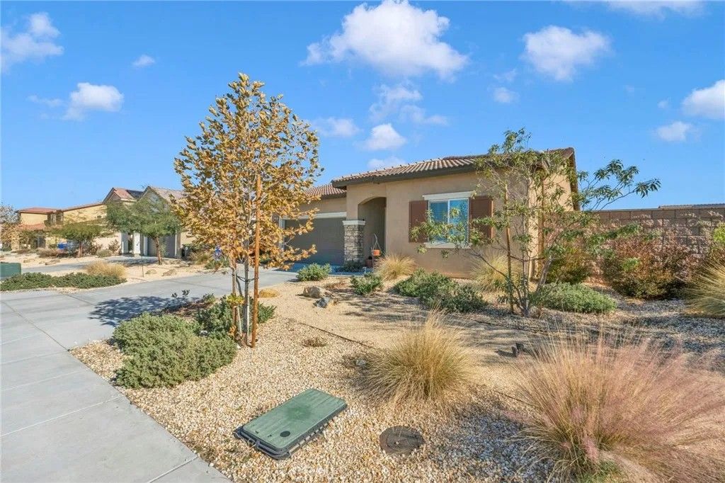 Photo of 15389 Diamond Rd, Victorville, CA 92394 (MLS # HD25272359)