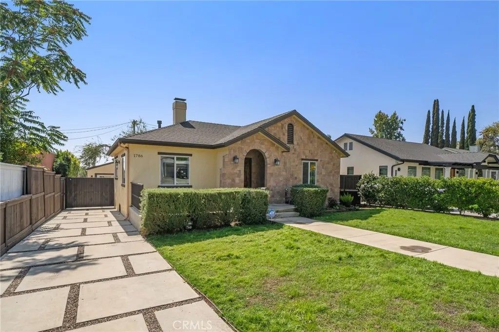 Photo of 1786 Asbury Dr, Pasadena, CA 91104 (MLS # AR26010380)