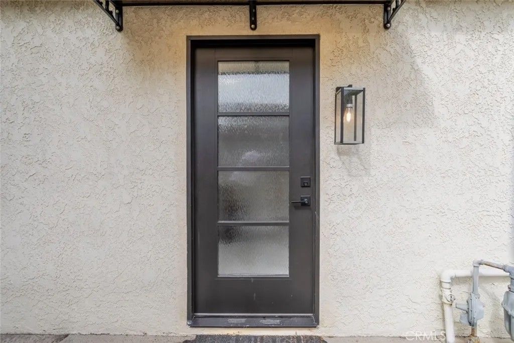 Photo of 20473 Shamrock Pl, Chatsworth, CA 91311 (MLS # SR26077914)