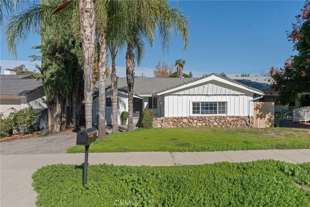 Photo of 22727 Collins, Woodland Hills, CA 91367 (MLS # SR25270907)