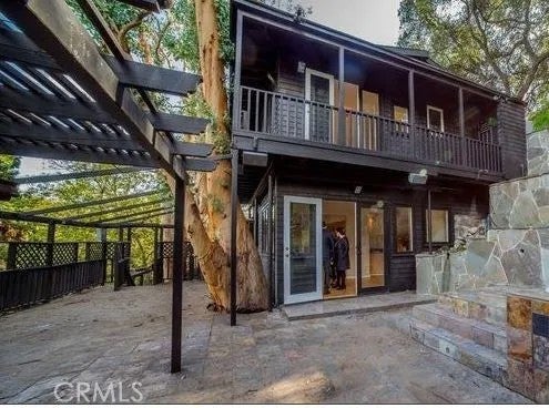 1843 N Beverly Glen