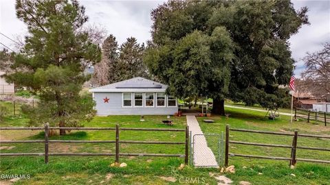 Photo of 40115 87th St, Leona Valley, CA 93551 (MLS # SR26033655)