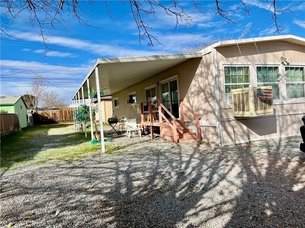 Photo of 19136 Hinton St, Hesperia, CA 92345 (MLS # HD26010119)