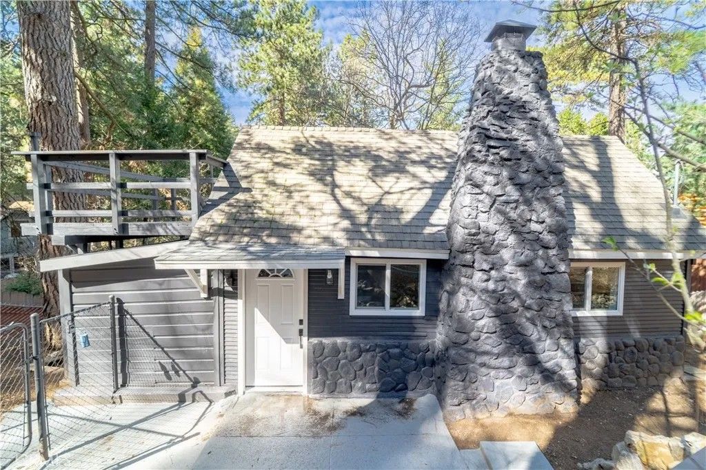 Photo of 982 Oak Dr, Crestline, CA 92325 (MLS # DW26029300)
