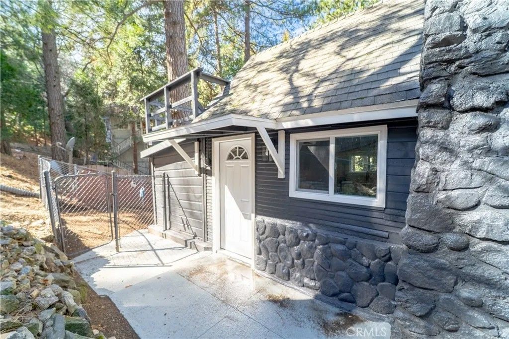 Photo of 982 Oak Dr, Crestline, CA 92325 (MLS # DW26029300)