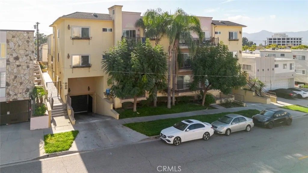 Photo of 626 E Orange Grove Avenue #204, Burbank, CA 91501 (MLS # SR26047301)