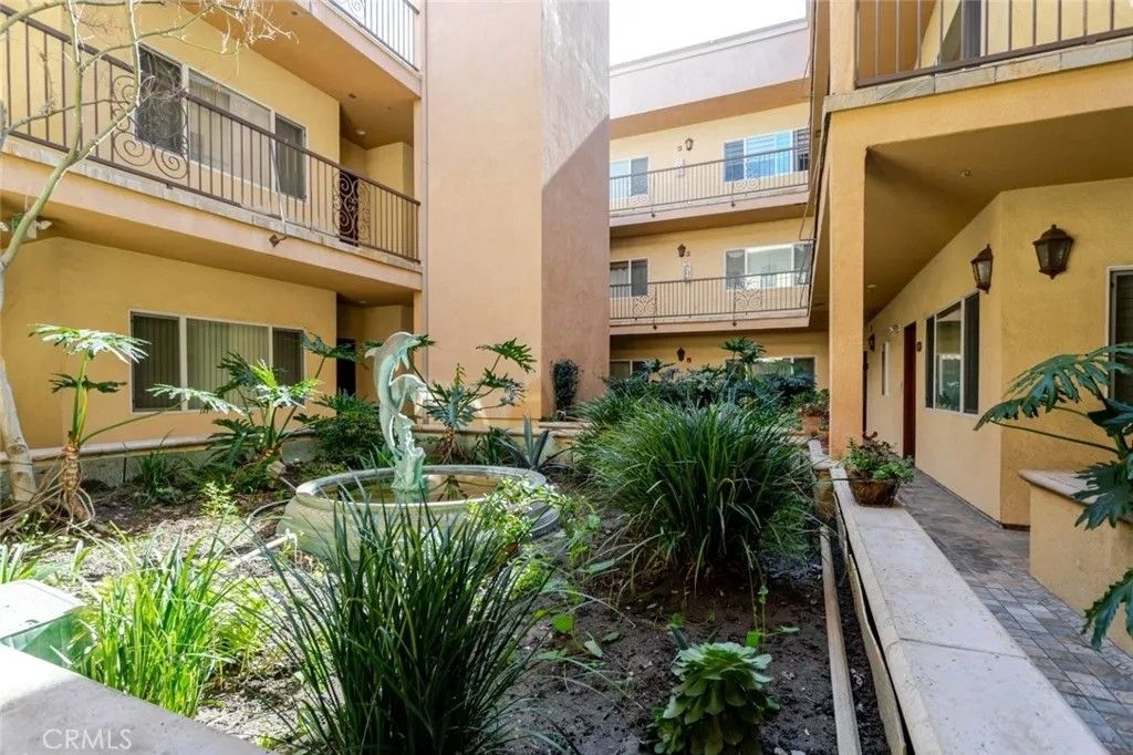 Photo of 626 E Orange Grove Avenue #204, Burbank, CA 91501 (MLS # SR26047301)