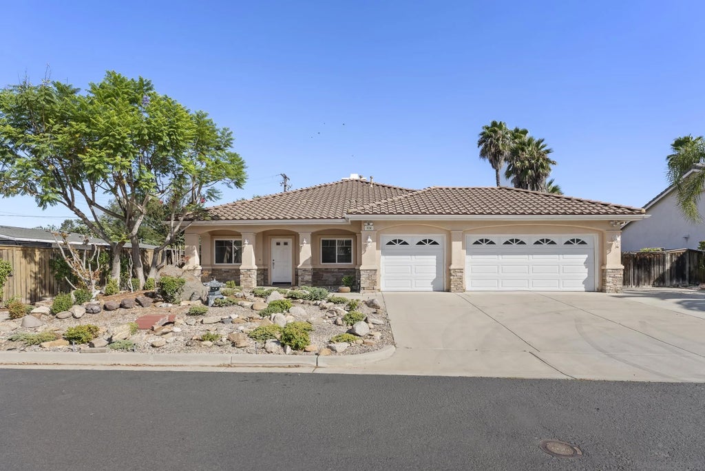 Photo of 634 W Vermont AVE, Escondido, CA 92025 (MLS # 260023033)