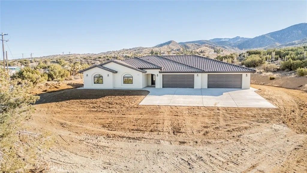 Photo of 1275 Hollister Rd, Pinon Hills, CA 92372 (MLS # IV25273295)