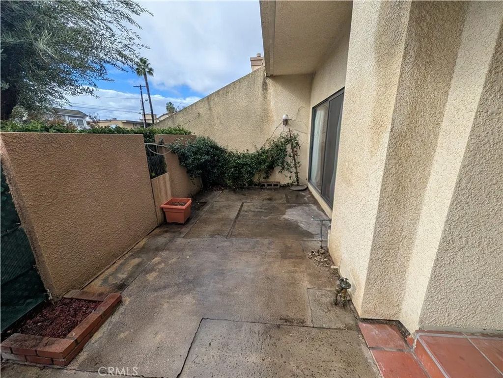 Photo of 18403 Collins, Tarzana, CA 91356 (MLS # SR25265031)