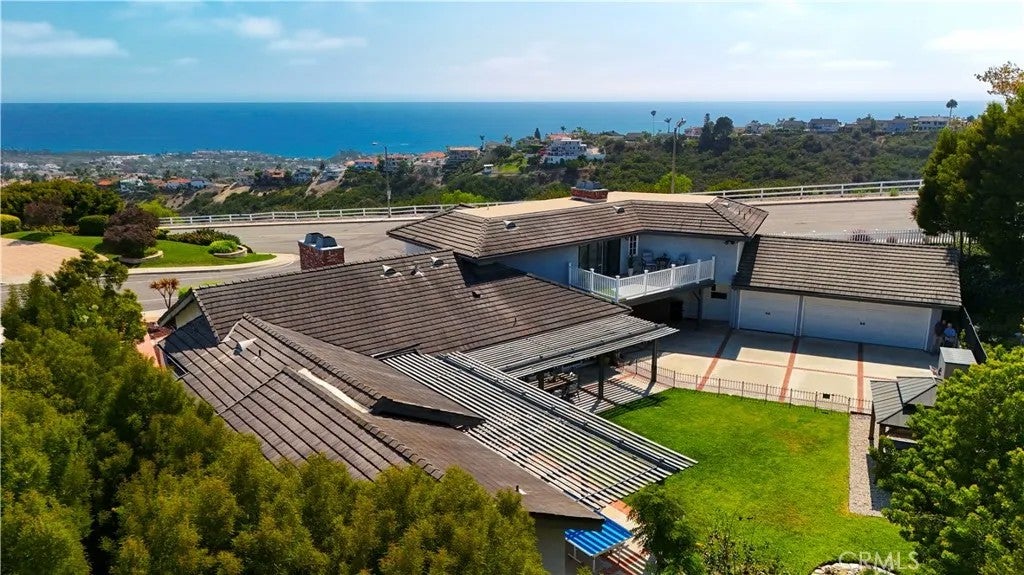 880 Avenida Acapulco