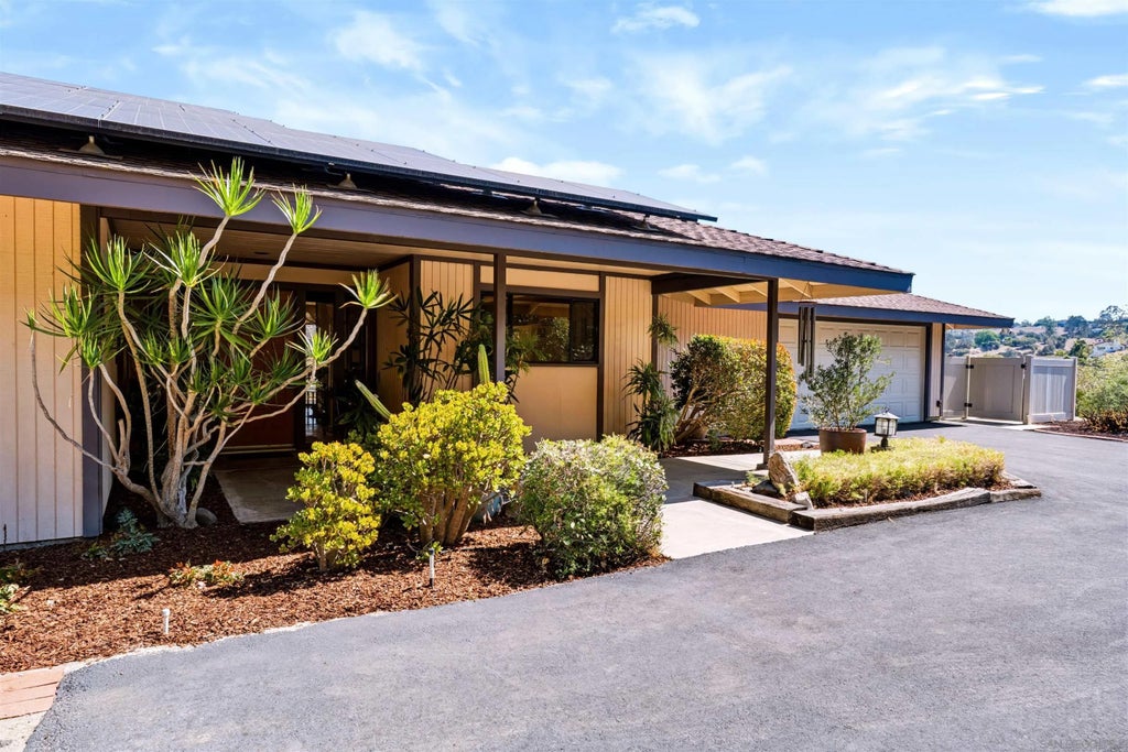 Photo of 1359 Knoll Park Lane, Fallbrook, CA 92028 (MLS # 260023760)