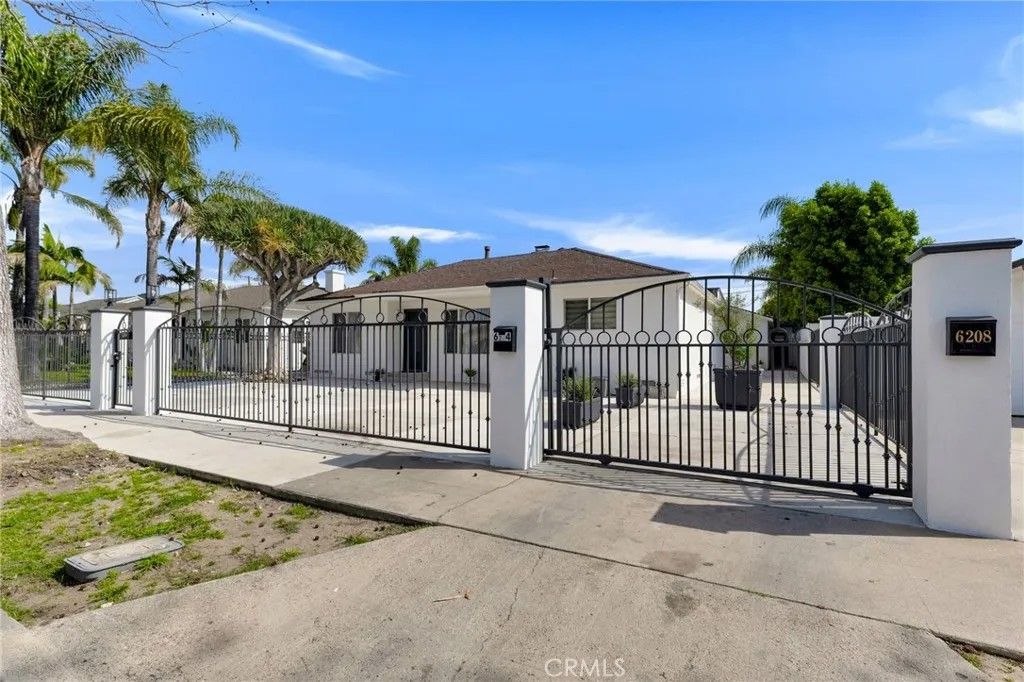 Photo of 6204 Beeman Avenue, Valley Glen, CA 91606 (MLS # SR26049899)