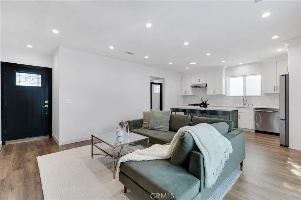 Photo of 6204 Beeman Avenue, Valley Glen, CA 91606 (MLS # SR26049899)