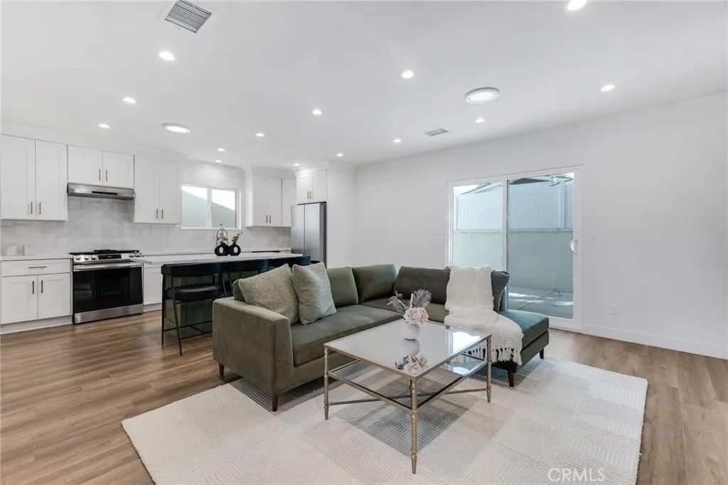 Photo of 6204 Beeman Avenue, Valley Glen, CA 91606 (MLS # SR26049899)