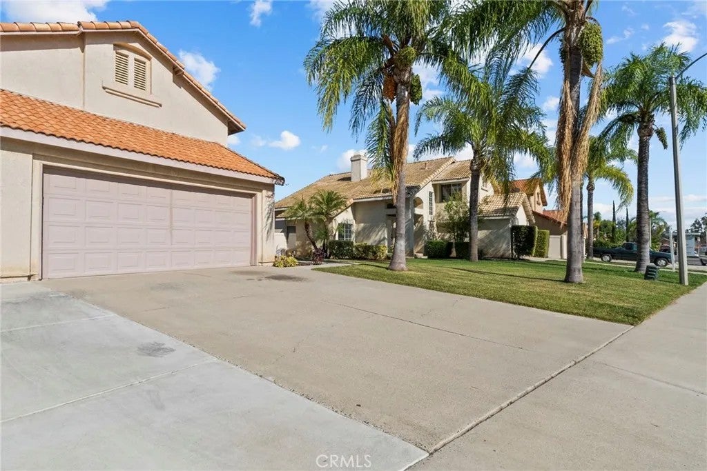 Photo of 24510 Camino Mirabella, Murrieta, CA 92562 (MLS # SW26069425)