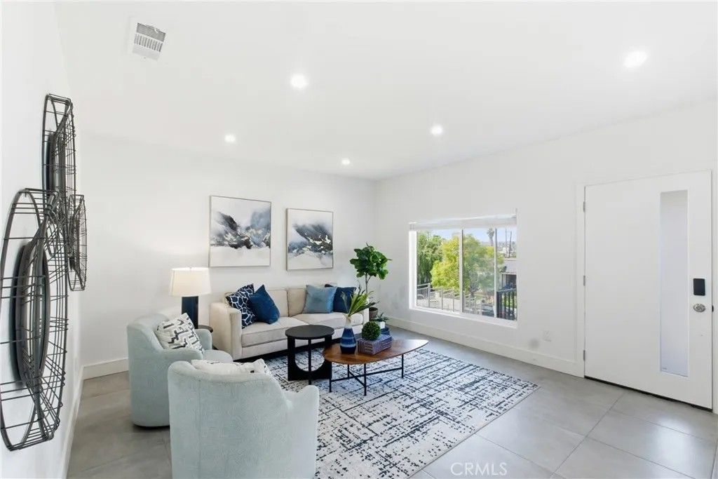 Photo of 1364 S Ridgeley Dr, Los Angeles, CA 90019 (MLS # SR26048644)