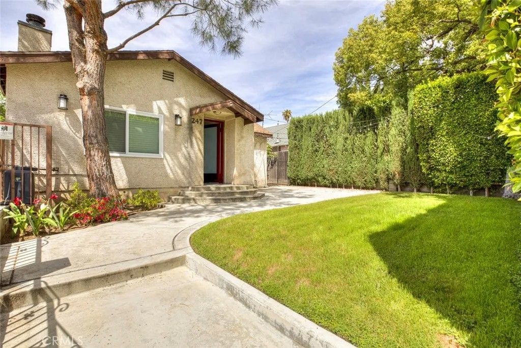 Photo of 247 N Oak Avenue, Pasadena, CA 91107 (MLS # GD26072378)