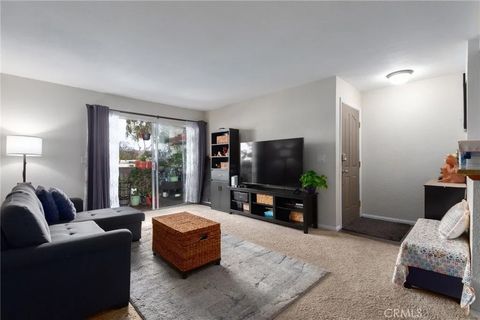 Photo of 432 Edgehill Lane #26, Oceanside, CA 92054 (MLS # IV25187464)