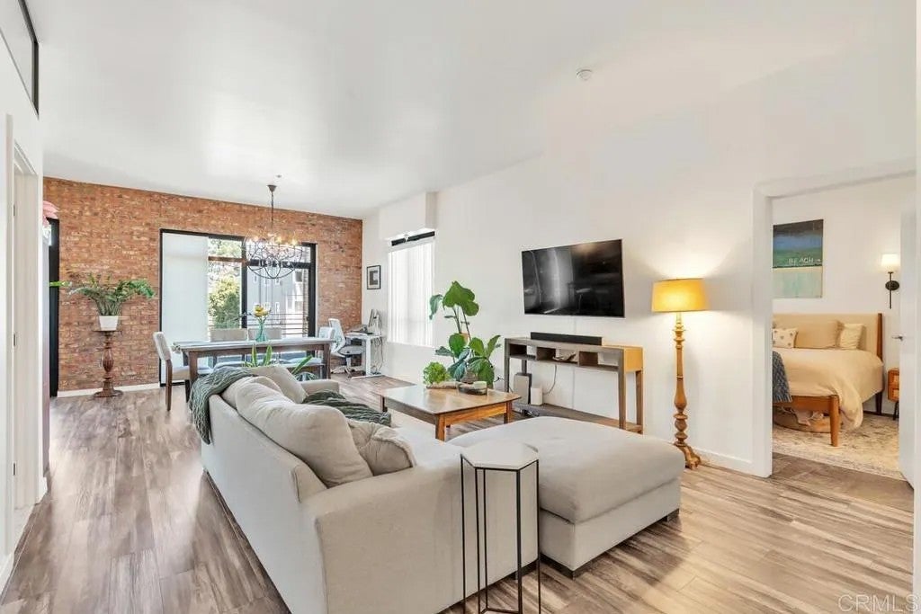 889 Date Street 144