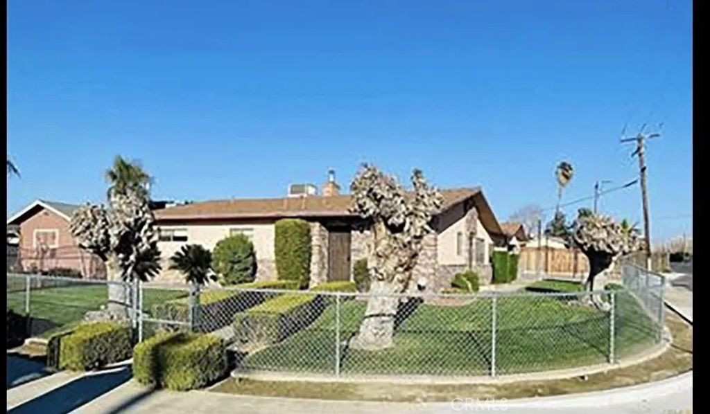 Photo of 714 El Toro Dr, Bakersfield, CA 93304 (MLS # OC25247084)